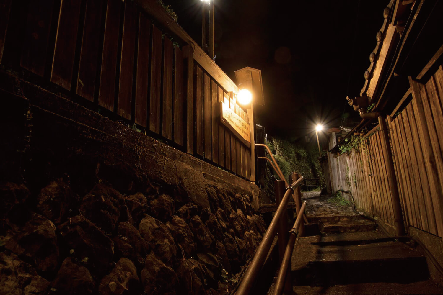 バス停からの細道（夜間）